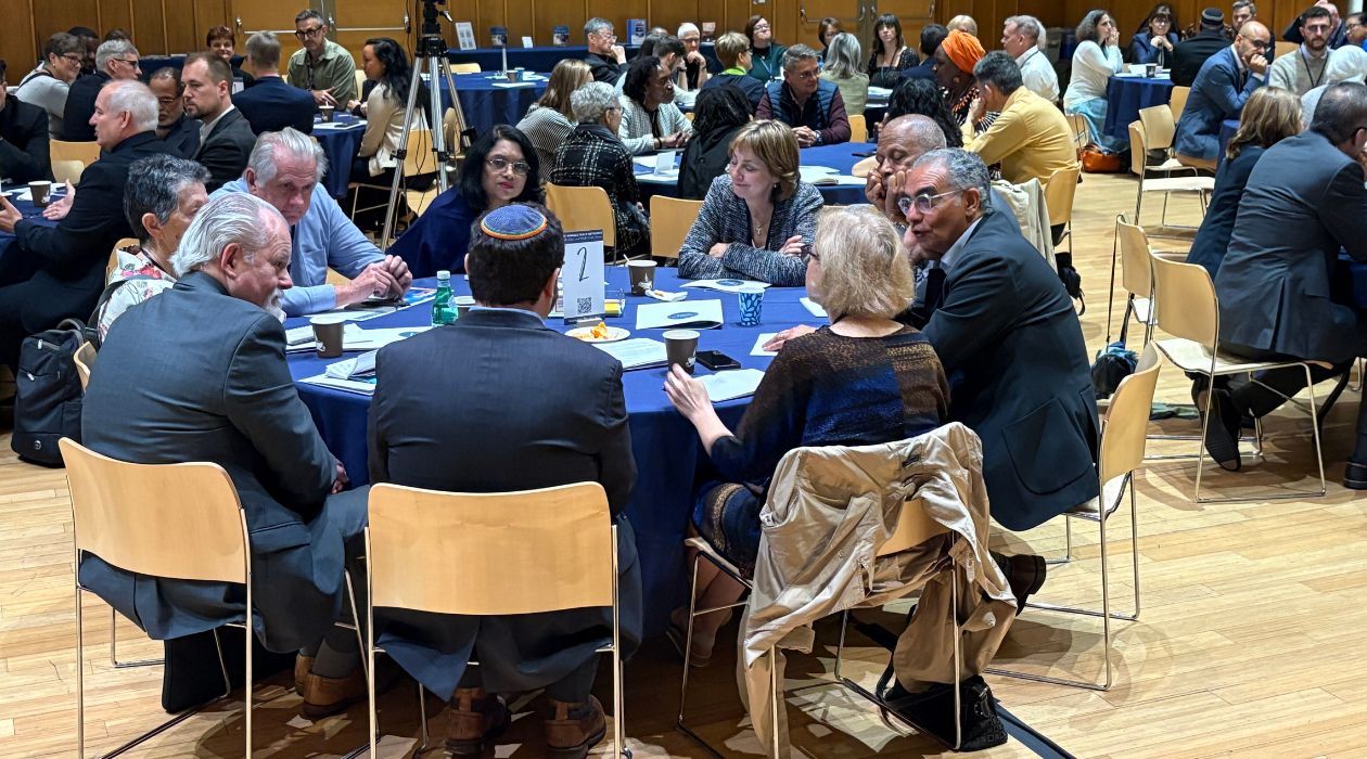 Round tables at peace conference