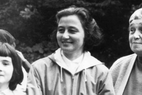 Chiara Lubich with two participants of the Mariapoli