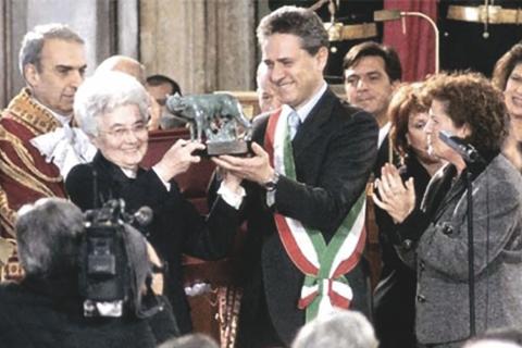 Chiara Lubich receiving Rome's honorary citizenship