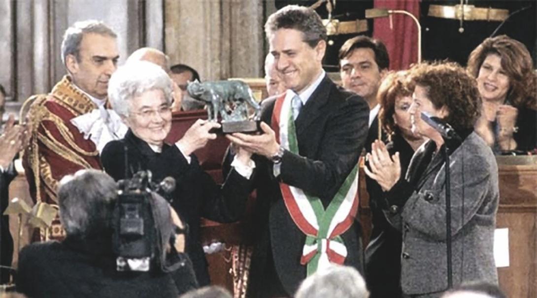 Chiara Lubich receiving Rome's honorary citizenship
