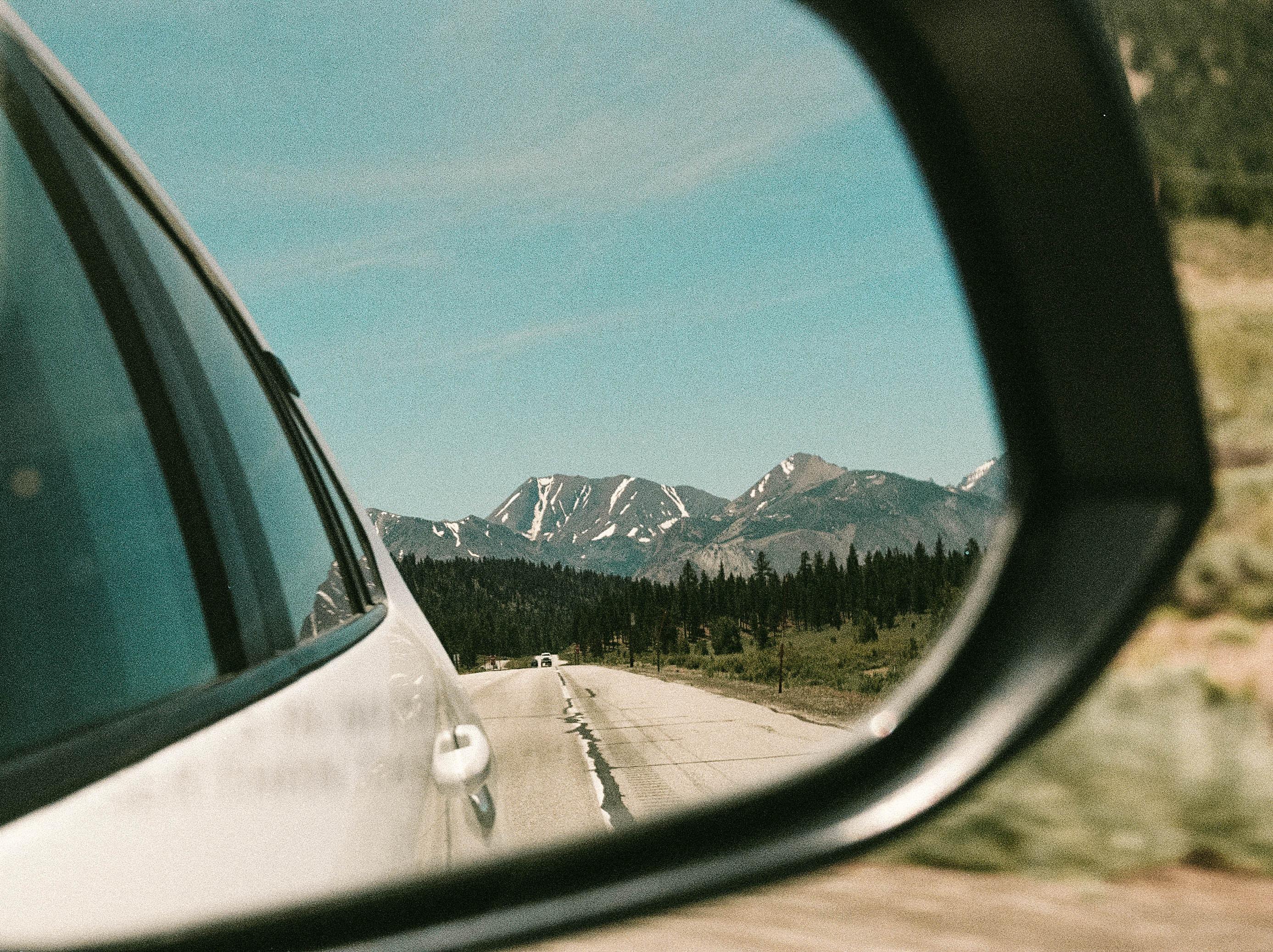 Car mirrior with mountanins