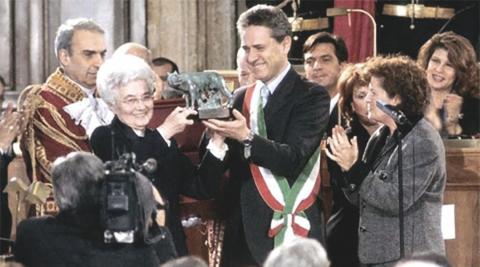Chiara Lubich receiving Rome's honorary citizenship
